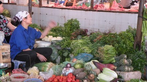 Giá giảm: Bà nội trợ và tiểu thương cùng mừng
