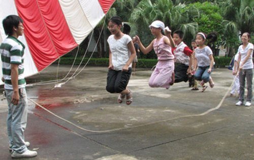 Trả tuổi thơ cho con bằng hát ru, đọc truyện, về quê