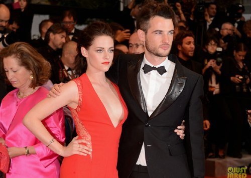 Kristen Stewart thiêu đốt Cannes với đầm xẻ táo bạo