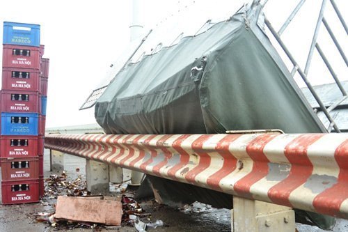 Va phải 'ổ trâu' cầu Thăng Long, xe tải gặp nạn