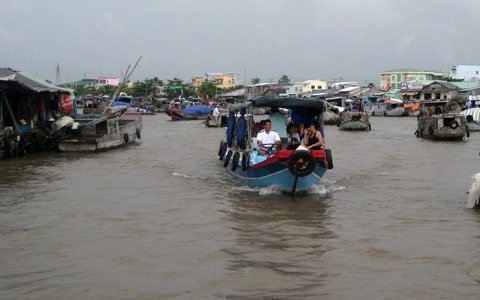 2 ghe đâm nhau, 5 người thương vong