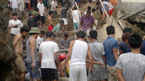 Sập đất khi đào giếng, chủ nhà bị chôn vùi