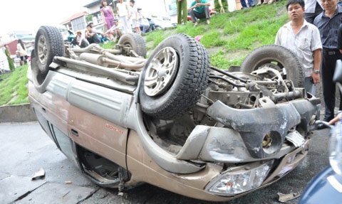 Hà Nội: Xế hộp lật chổng vó dưới chân đê