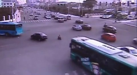 Em bé lái xe đồ chơi ra giữa ngã tư