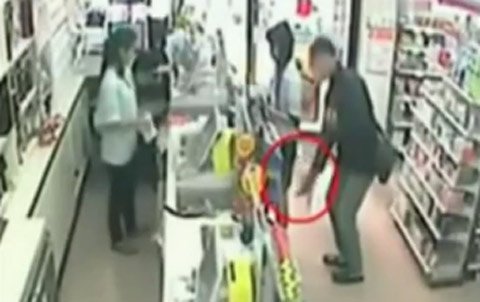 10 clip 'nóng': Quay lén cô gái mặc váy