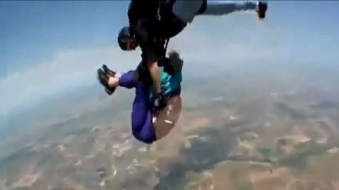 Cụ bà thoát chết khi nhảy khỏi máy bay trên trời