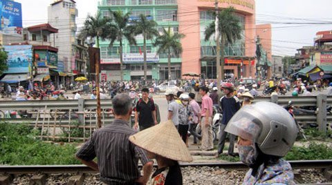 Cố vượt đường sắt, một thanh niên bị tàu kéo lê