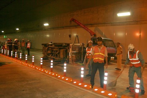 TP.HCM: Xe tải lộn nhào trong hầm Thủ Thiêm