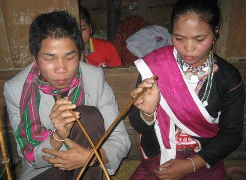 Lạ lùng đến chết vẫn chưa... cưới xong vợ