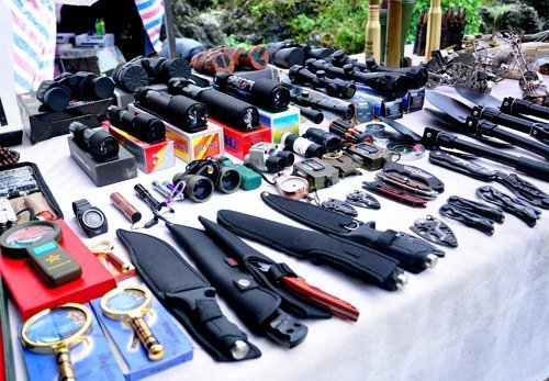 Đi chợ vũ khí và đồ kích dục vùng biên