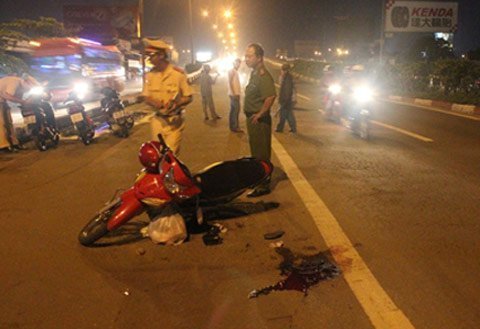 Đối đầu ô tô, 3 người trên xe máy chết thảm