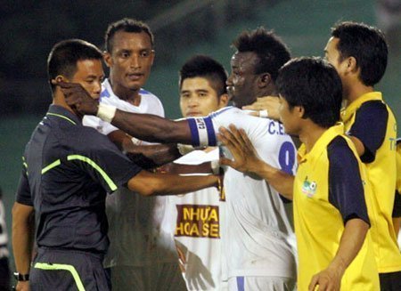 Ẩu đả trên sân Thanh Hóa: Ban Kỷ luật chờ báo cáo