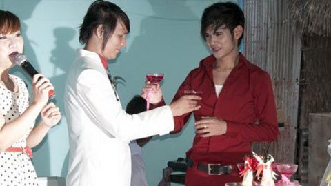 Đám cưới đồng tính bị phạt, đôi uyên ương bỏ trốn