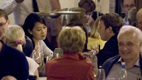 Bữa trưa trăng mật gây “sốc” của tỷ phú Facebook