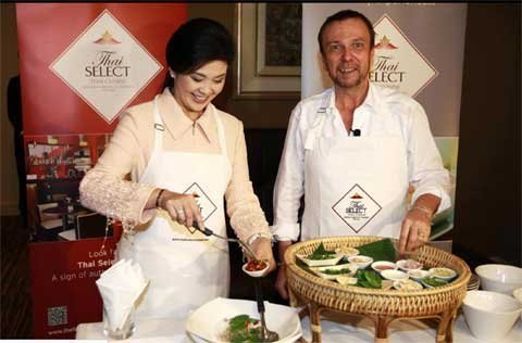 Xem Thủ tướng Thái xinh đẹp trổ tài nấu nướng