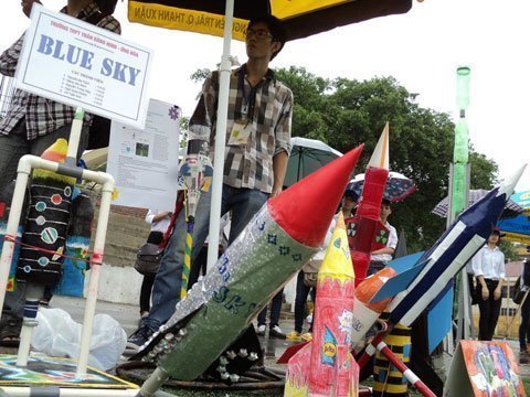 Giới trẻ mê chế 'tên lửa nước'