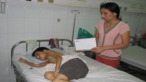 Trao tiền giúp cháu bé bị trụ gạch đè