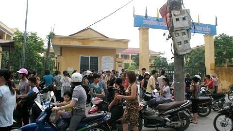 Nóng trong ngày: Phụ huynh lại quây trường