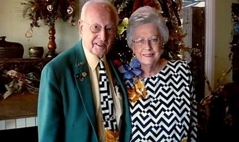 Cặp vợ chồng mặc 