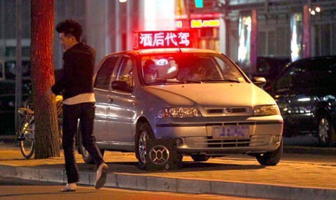 Nở rộ dịch vụ lái xe hộ tài xế xỉn