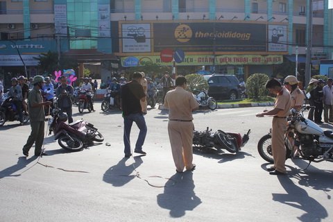 Xe khách đâm 3 xe máy, bà bầu nhập viện