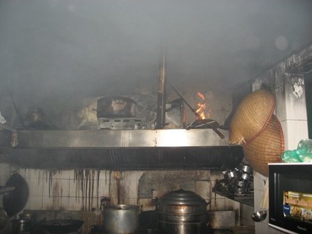 Cháy mù mịt nhà hàng trên phố cổ Nam Ngư