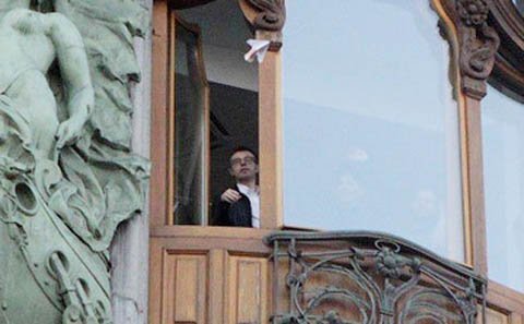 Triệu phú Nga gấp máy bay tiền ném qua cửa sổ