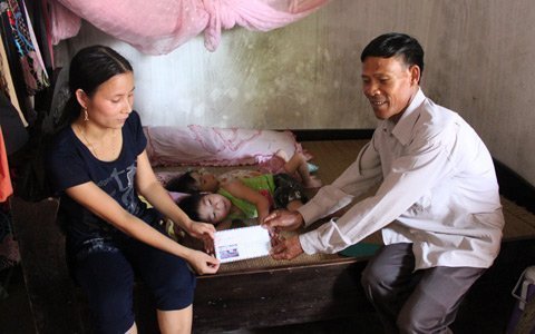Trao tiền bạn đọc cho hai cháu bé bị bại não