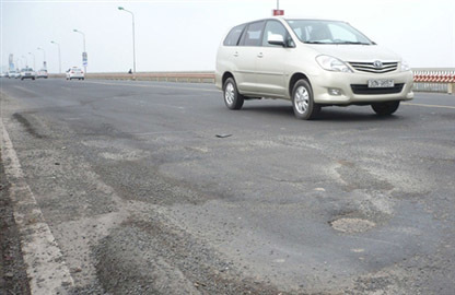 Chậm sửa mặt cầu Thăng Long do thời tiết