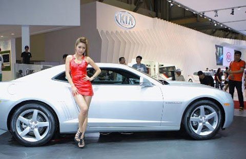 Ngắm người đẹp 'ngả ngốn' bên xế hộp