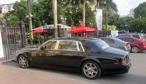 Rolls-Royce Phantom rồng của đại gia Ninh Bình 'lướt' phố Hà Nội