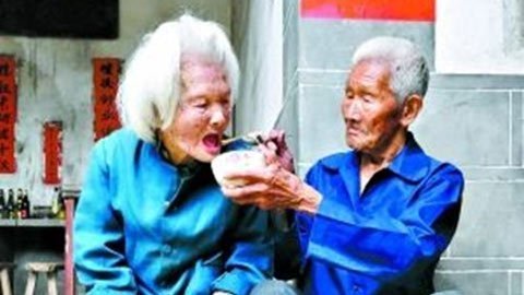 Cảm động chuyện tình đôi vợ chồng 100 tuổi