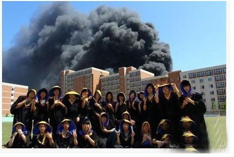 Ảnh tốt nghiệp xôn xao cư dân mạng