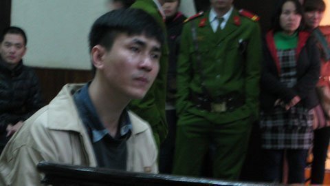 Những gã đàn ông oà khóc trước vành móng ngựa