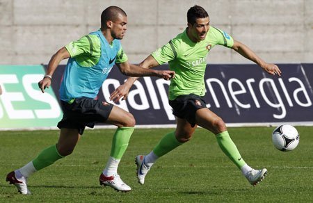 Ronaldo không phải là thánh sống!