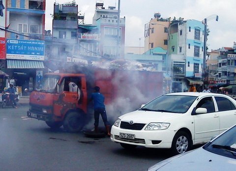 Xe rác bốc cháy ngùn ngụt giữa phố