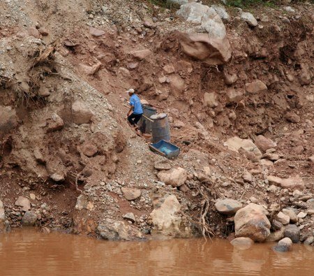 Bể nước ăn Hà Nội đang bị đầu độc