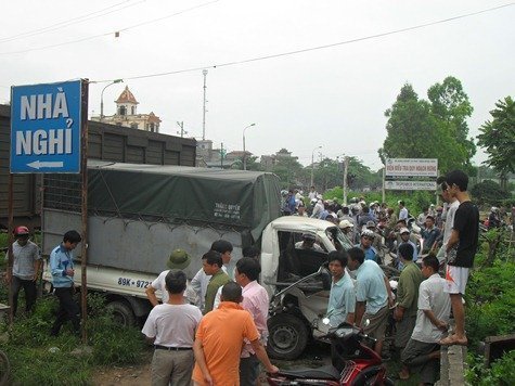 Tàu hỏa đâm ô tô biến dạng, 3 người nguy kịch
