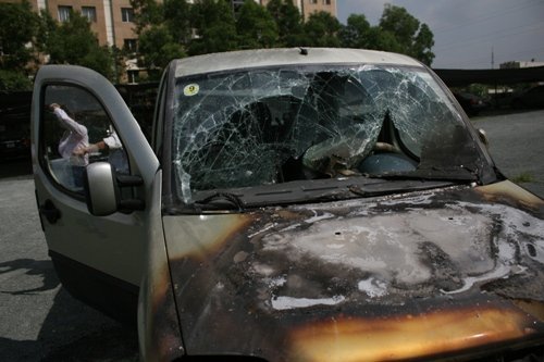 Hà Nội: Ô tô bốc cháy dữ dội trong bãi gửi