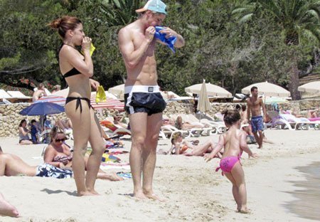 Nhà Torres vui xả láng ở Ibiza