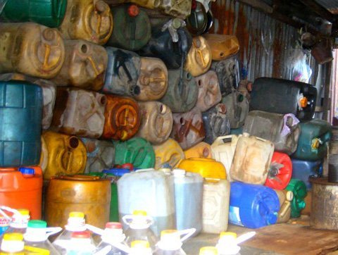 Phát hiện kho xăng dầu lậu giữa thành phố