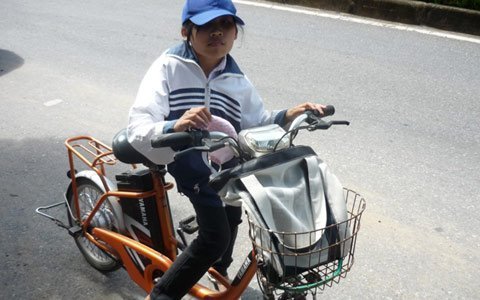 Thí sinh tí hon cao 1,1m đi thi tốt nghiệp