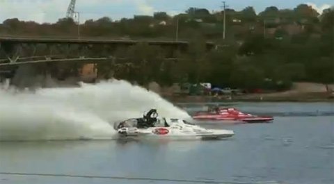 Ngoạn mục cảnh đua thuyền tốc độ cao