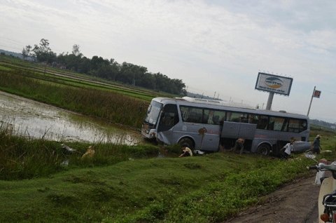 Xe khách lao xuống ruộng, hàng chục người thoát chết