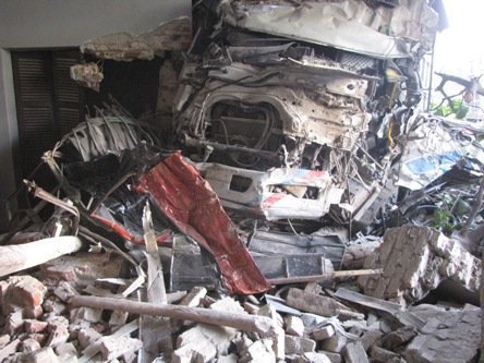 Hà Nội: Xe tải húc tung nhà dân