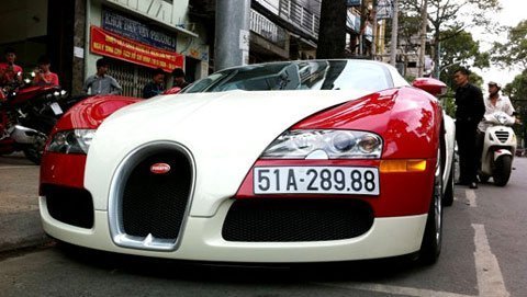 “Chộp” Bugatti Veyron dạo phố Sài Gòn