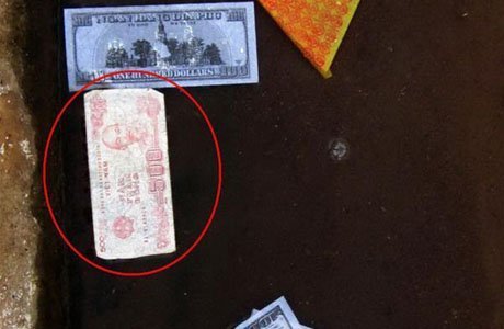 Gây họa vì rải tiền thật trong đám tang