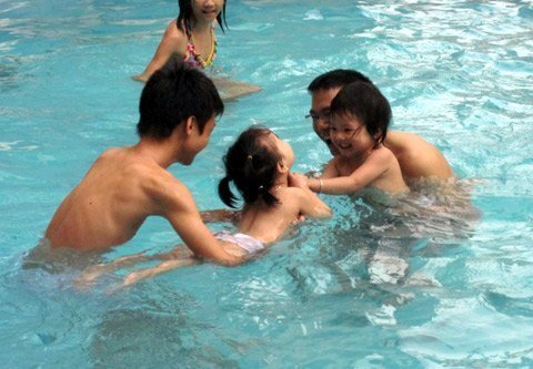 Khoảnh khắc ngộ nghĩnh của các bé dưới hồ bơi