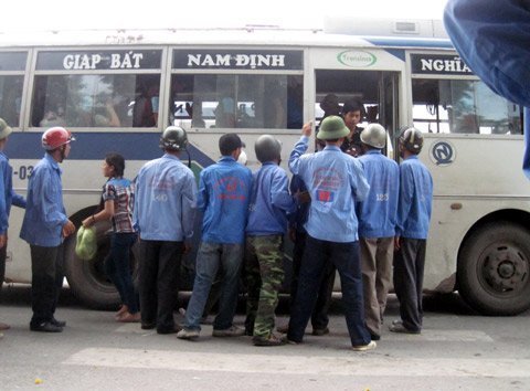 Cuộc chiến giành giật khách ở bến xe Hà Nội