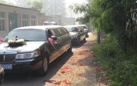 Ngỡ ngàng đám cưới làng toàn xe limousine